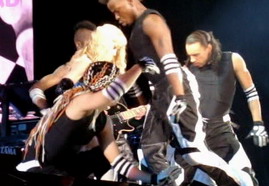 VIDEO - Sticky & Sweet Tour Paris - Hung up [by Zack] 02
