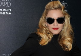 VIDEO - Madonna presents 2011 Gucci Award for Women in Cinema 02