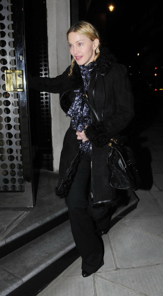 pix-paparazzi-madonna-leaves-locanda-10