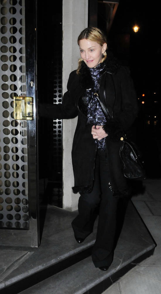 pix-paparazzi-madonna-leaves-locanda-15