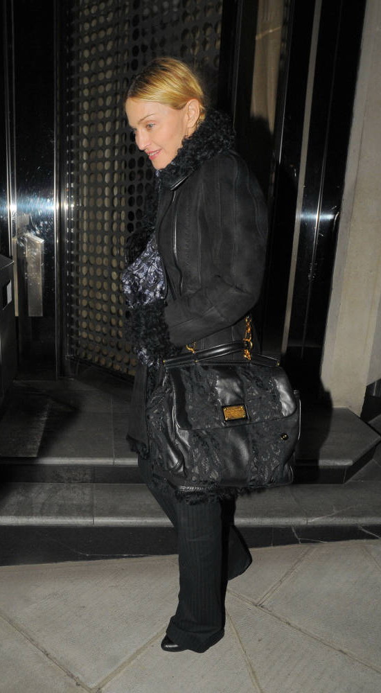 pix-paparazzi-madonna-leaves-locanda-19