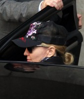 madonna-leaving-kabbalah-center-03