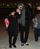 madonna-paparazzi-newyork-jfk-airport-02a