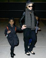 madonna-paparazzi-newyork-jfk-airport-03a