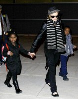 madonna-paparazzi-newyork-jfk-airport-04a