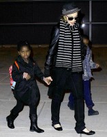 madonna-paparazzi-newyork-jfk-airport-05a