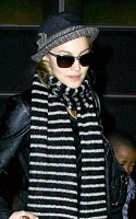 madonna-paparazzi-newyork-jfk-airport-06