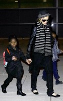 madonna-paparazzi-newyork-jfk-airport-07