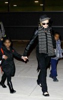 madonna-paparazzi-newyork-jfk-airport-08