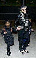 madonna-paparazzi-newyork-jfk-airport-09