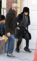 20110210-pictures-madonna-leaves-apartment-new-york-01