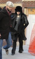 20110210-pictures-madonna-leaves-apartment-new-york-02