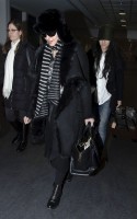 20110211-pictures-madonna-arrives-london-heathrow-airport-01