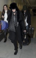 20110211-pictures-madonna-arrives-london-heathrow-airport-02