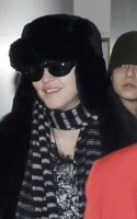 20110211-pictures-madonna-arrives-london-heathrow-airport-08