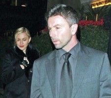 20110220-pictures-madonna-out-and-about-london-12