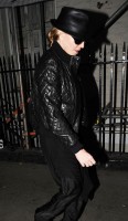 20110224-pictures-madonna-leaving-recording-studio-london-05