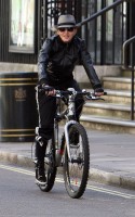 20110408-pictures-madonna-out-and-about-london-abbey-road-studios-02