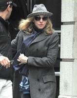 20110416-pictures-madonna-kabbalah-center-new-york-01