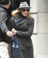 20110416-pictures-madonna-kabbalah-center-new-york-04