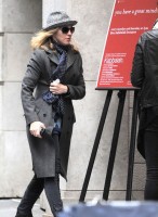 20110416-pictures-madonna-kabbalah-center-new-york-05