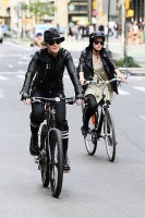 Madonna a velo dans les rues de New York, 6 mai 2011 (21)