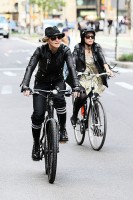 Madonna a velo dans les rues de New York, 6 mai 2011 (22)