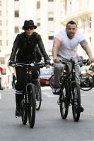 Madonna a velo dans les rues de New York, 6 mai 2011 (29)