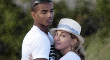 20110815-pictures-madonna-brahim-zaibat-beach-hamptons-04