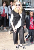 20110905-pictures-madonna-jfk-airport-new-york-05