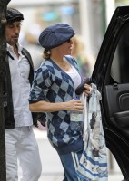 Madonna at the Kabbalah Centre in New York, 30 Septembre 2011 (7)