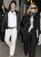 Madonna, kids and Steven Klein at Kabbalah Centre, New York - 28 October 2011 (2)