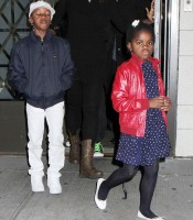 Madonna, kids and Steven Klein at Kabbalah Centre, New York - 28 October 2011 (11)