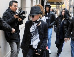 Madonna at the Kabbalah Centre - 12 November 2011 (1)