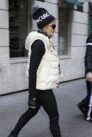 Madonna leaving the Kabbalah Centre, 10 December 2010 (5)