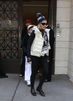 Madonna leaving the Kabbalah Centre, 10 December 2010 (6)