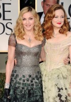 20120116-media-madonna-golden-globes-red-carpet-01