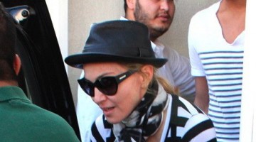 Madonna at the Kabbalah Centre, 25 February 2012 (6)