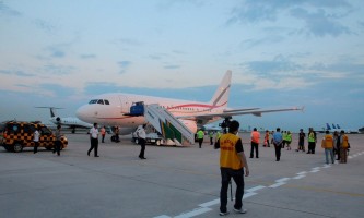 Madonna lands in Istanbul, Ataturk airport - 5 June 2012 (4)