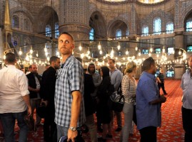 Madonna visits the Blue Mosque, Istanbul - 6 June 2012 (5)