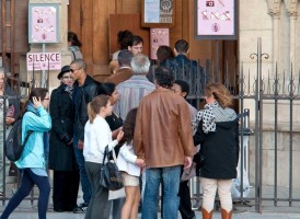 Madonna visiting the Notre Dame in Paris (14)