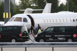 Madonna landing at the International Airport, Vienna (2)