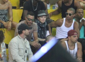 Madonna attends AfroReggae in Rio de Janeiro - Part 2 (27)