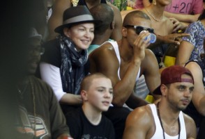 Madonna attends AfroReggae in Rio de Janeiro - Part 2 (40)