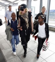 Queen Madonna wearing her grillz at Heathrow Airport, London - Reine (1)