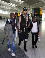 Queen Madonna wearing her grillz at Heathrow Airport, London - Reine (10)