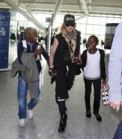 Queen Madonna wearing her grillz at Heathrow Airport, London - Reine (12)