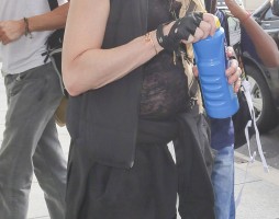 Queen Madonna wearing her grillz at Heathrow Airport, London - Reine (15)