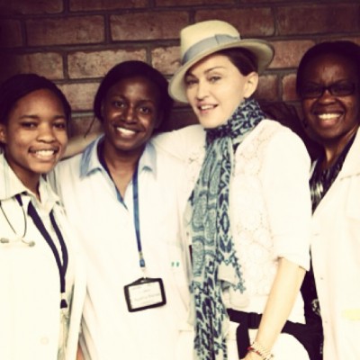 20130405-pictures-madonna-instagram-malawi-college-medecin