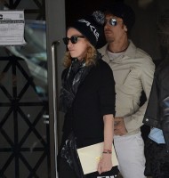 Madonna out and about, Kabbalah Centre, New York (4)